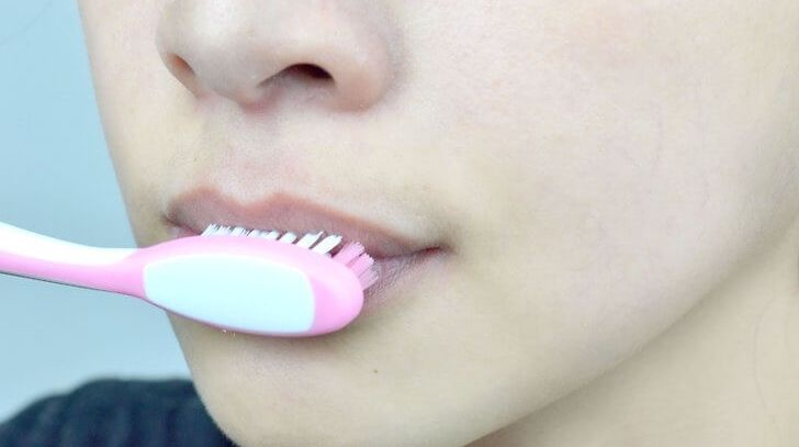 A aplicat pastă de dinți pe buze și a așteptat până dimineață