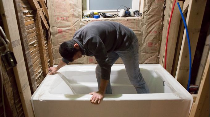 Descoperire macabră făcută de un bărbat din Gorj care îşi renova garsoniera: Ce se afla sub cadă