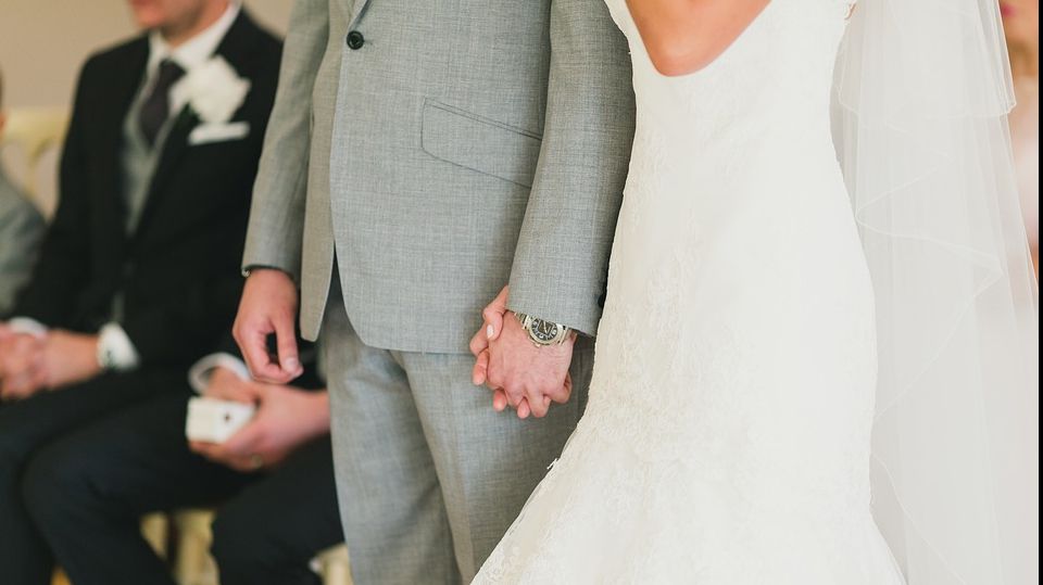 Motivul bizar pentru care miresele stau în partea stângă a mirelui la cununie 