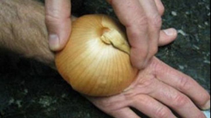 Și-a ținut o ceapă strâns pe mână. Motivul este absolut genial