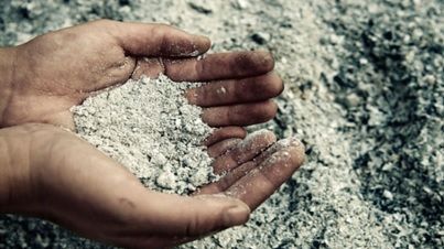 Toţi o aruncă, fără să ştie cât poate ajuta sănătatea. Cum te tratezi cu cenuşă