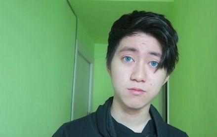 Cerşetor român din Spania, umilit de un tânăr care i-a dat biscuiţi umpluţi. Cu ce a înlocuit crema