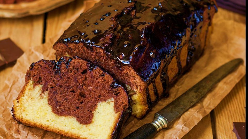 Cum să faci rapid un delicios chec cu glazură de ciocolată. Reţeta pe care ţi-o va cere toată lumea