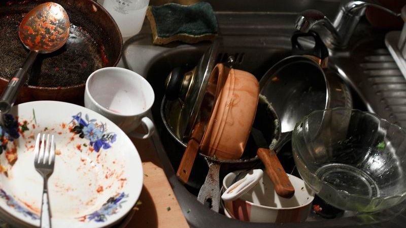 Ce faci după masa de Paşte - cum te lupţi cu un morman de vase murdare. Sfaturi pentru eficienţă