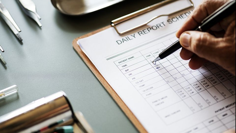 Adevăratul motiv pentru care medicii scriu urât