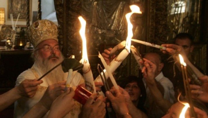 Cum se aprinde, de fapt, Lumina Sfântă. Dezvăluirile unui preot din Ierusalim