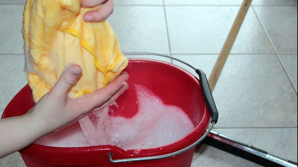 Surprinzător. Câte calorii arzi când faci curățenie generală