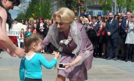 Antrenoarea fetiţei puse să stea în cap în faţa Vioricăi Dăncilă: E politizare, am pierdut salteaua