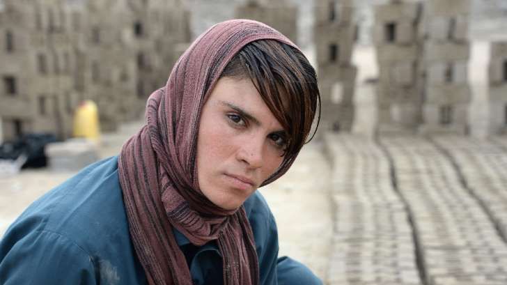 Povestea emoţionantă a fetei din Afganistan forțată de părinți să ducă o viaţă de băiat