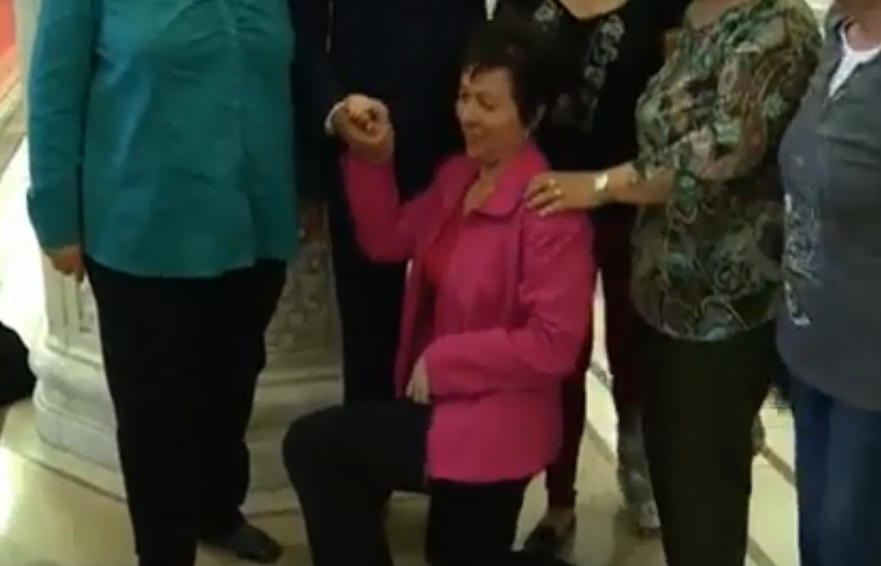 Admiratoarele au stat la coadă pentru o poză cu acest ministru din cabinetul Dăncilă