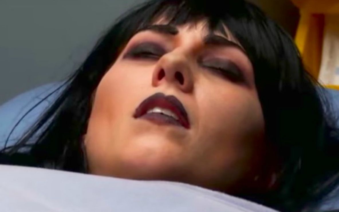 Femeia care se crede moartă. Ea este cadavrul-viu, bruneta care a revenit din morţi