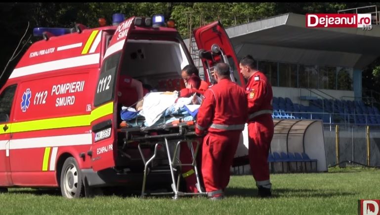 O femeie a fost tăiată cu motocositoarea de soţ, din greşeală. A fost preluată de un elicopter SMURD