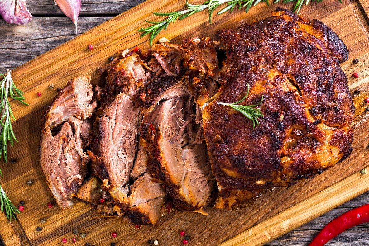 Motivul pentru care nu trebuie să tai carnea imediat ce o scoţi din cuptor. Tu îl știi?