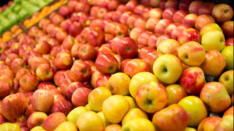 Adevăratul motiv pentru care supermarketurile stropesc fructele și legumele cu apă