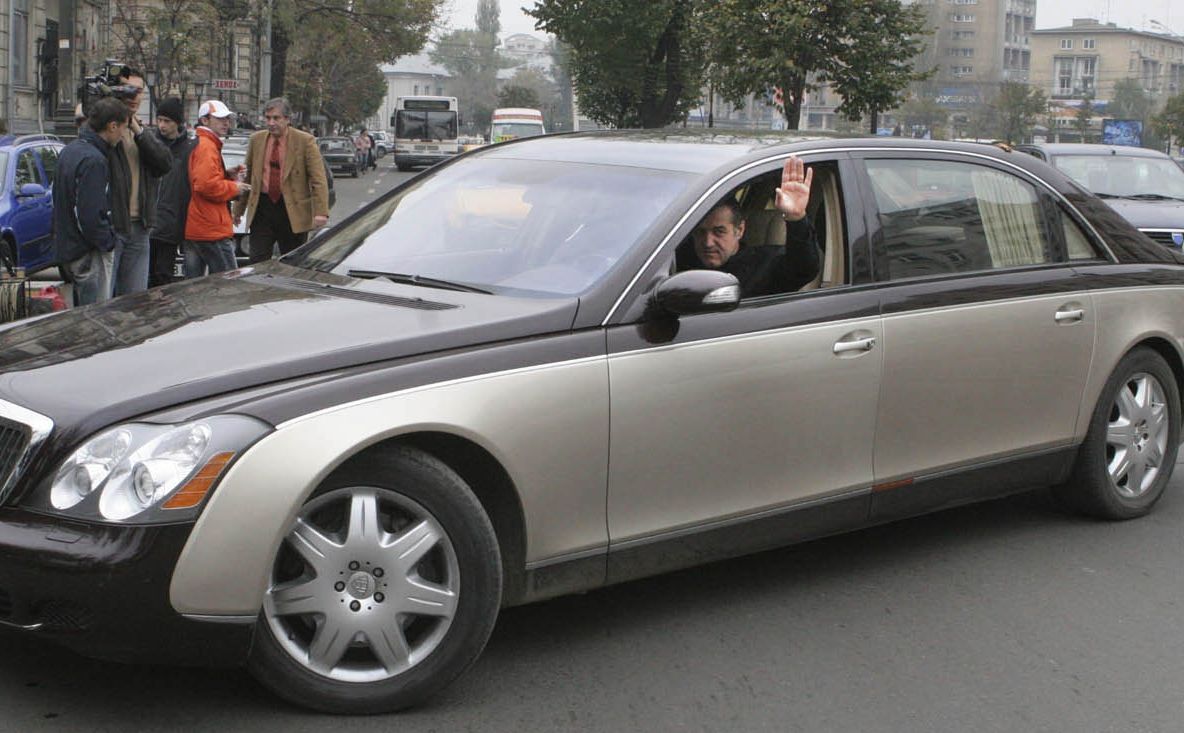 Gigi Becali a blocat o stradă din centrul Capitalei cu Maybach-ul de 200.000 de euro