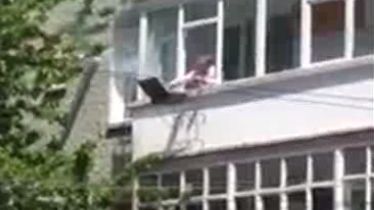 Românul s-a născut creativ: un bărbat face grătar la bloc