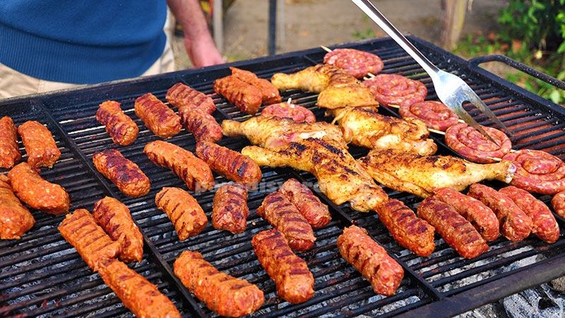 Cât costă masa de 1 MAI: Anul acesta, este mai scumpă cu 10%