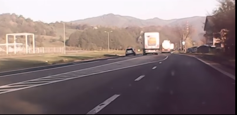 Scene incredibile pe șosea. A fost la un pas să îl omoare(Imagini șocante)