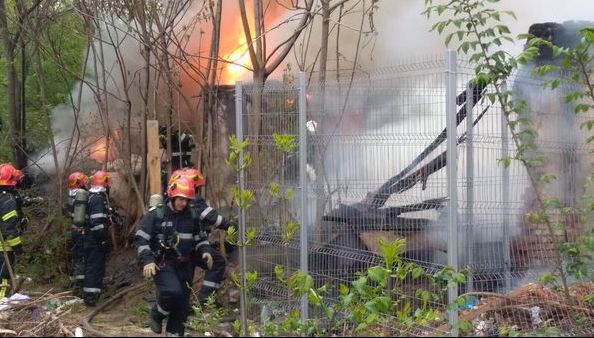 Incendiu puternic în Capitală, la Piaţa Muncii. A ars un depozit de mobilă 
