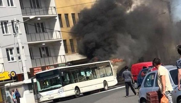 Autobuz în flăcări în centrul orașului. Panică printre călători