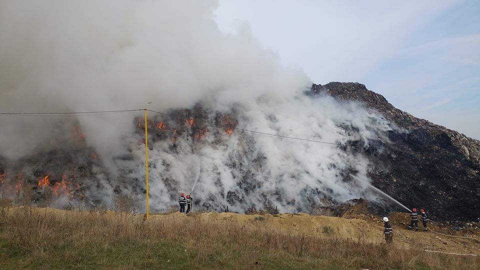 Incendiu de proporţii la groapa de gunoi a Clujului