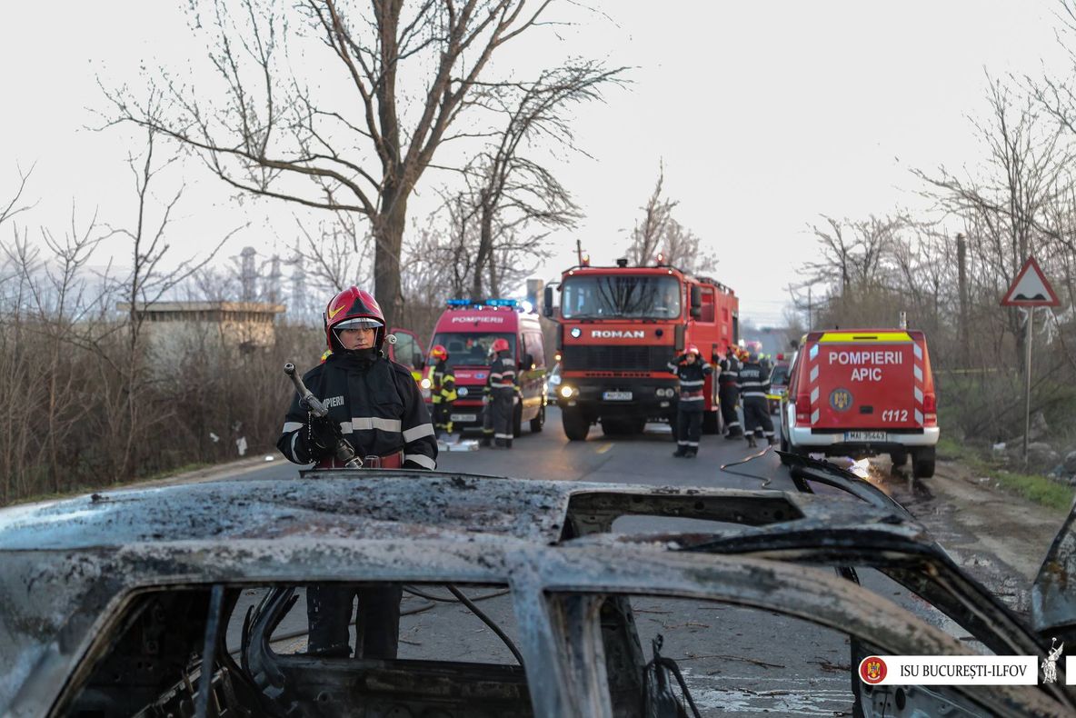 Accident violent pe Centura Capitalei. Maşină în flăcări, după impactul cu un copac: un mort
