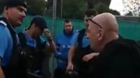 ŞOC! Cum se poartă un jandarm cu un suporter în vârstă, cu bilet în mână, pe care nu-l lasă la meci