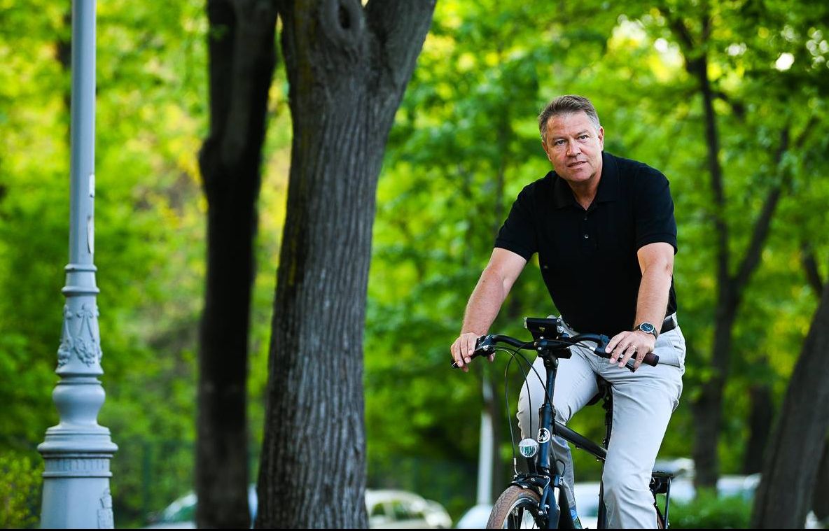 Klaus Iohannis a spus un banc, în timp ce se plimba pe bicicletă: ”Nu mai are farmec bancul acum”