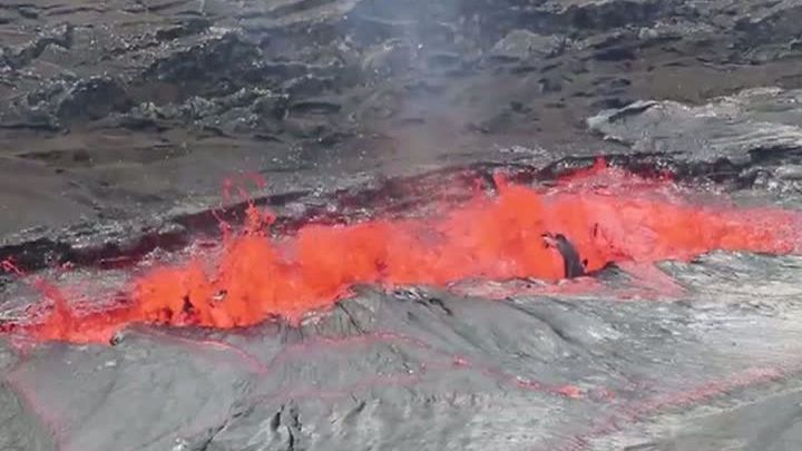 Spectacolul naturii în Hawaii. Lava iese la suprafaţă în ocean. Imagini spectaculoase