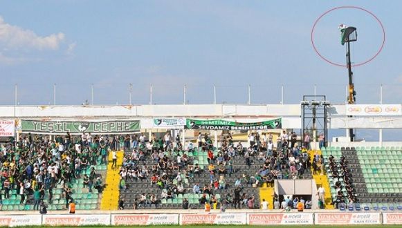 Imaginea zilei în fotbalul mondial! A avut interdicție pe stadion, dar a văzut meciul