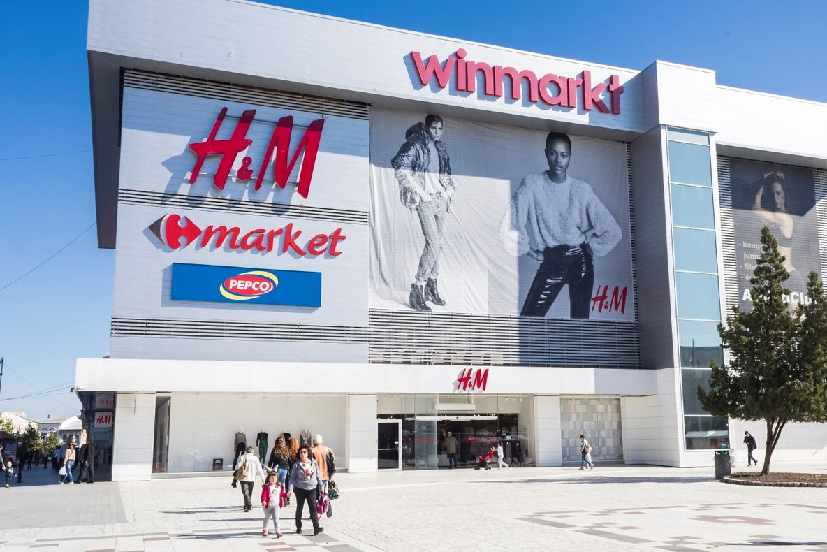 Uşa din sticlă a unui mall din Buzău, spartă cu capul de un copil. Reacţia incredibilă a conducerii 