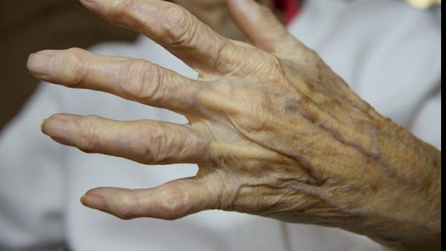 Încă un caz şocant: Bătrân de 90 de ani agresat pe stradă de alte două persoane