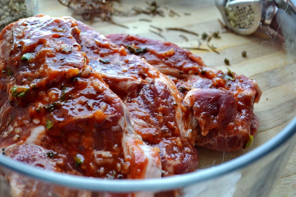 Cel mai bun ingredient pentru a marina carnea. Secretul marilor bucătari este dezvăluit 