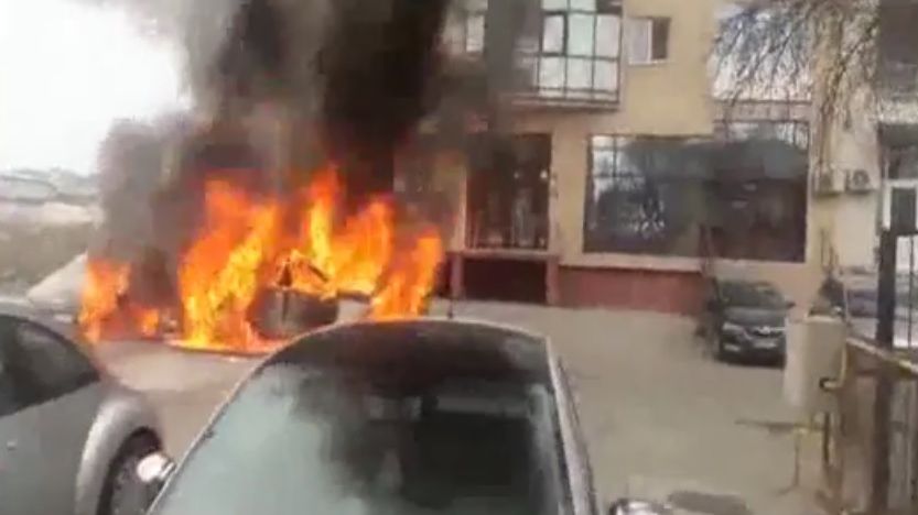 Mașini în flăcări în Bacău. Una dintre ele a explodat