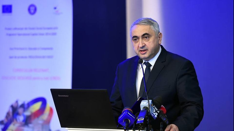 Sindicatele din învăţământ: Viorica Dăncilă face promisiuni deşarte, una spune, alta face!