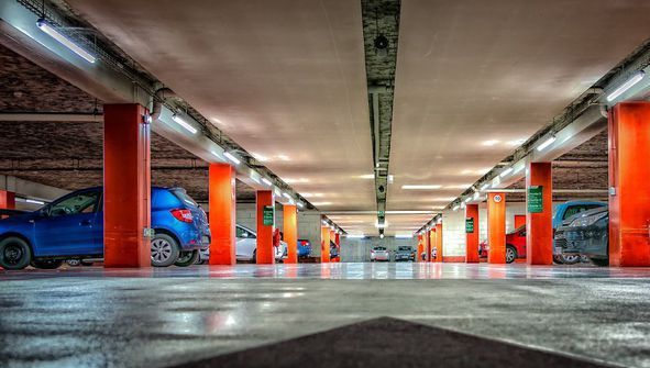 Nu-ți aminteșți unde ți-ai lăsat maşina în parcare? Pune telecomanda sub bărbie. O vei găsi imediat