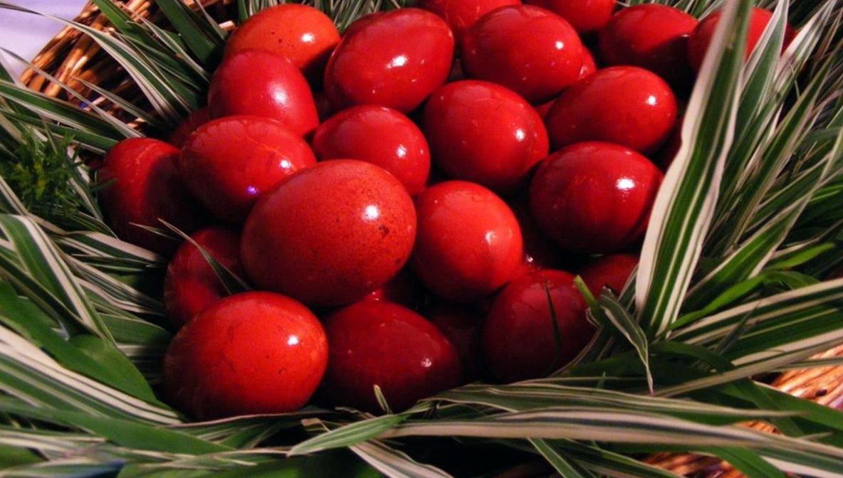 Cum se fierb ouăle de Paşte. 8 paşi simpli. De ce ouăle vopsite în Joia Mare nu se strică?