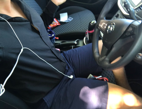 A venit la muncă în şort şi şefii l-au trimis să se schimbe. Când s-a întors, au rămas mască!