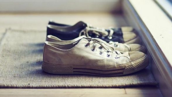 Motivul incredibil pentru care NU trebuie să umbli încălţat prin casă