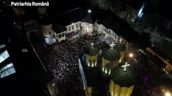 Hristos a Înviat! Imagini impresionante de la slujba de la Patriarhia Română
