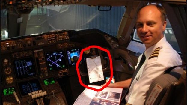 Le-a oferit piloților o cutie de fursecuri pe care le-a mâncat, dar în interior au găsit un bilet