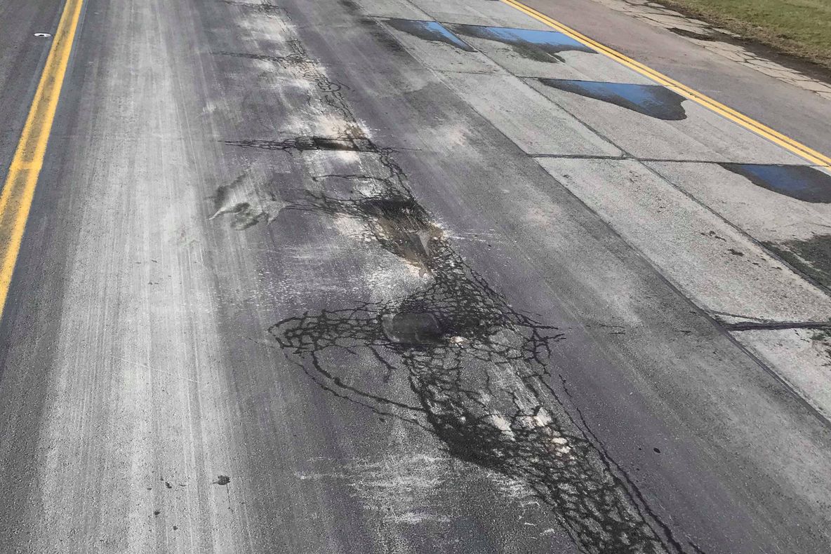 Cum arată pistele de pe Otopeni! Gropi, plombe, crăpături şi cârpeli (FOTO)