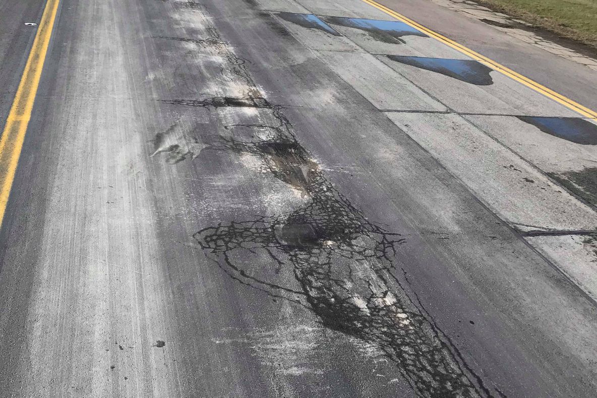 Compania Aeroporturi, după ce un avion a smuls asfalt de pe Aerpoportul Otopeni: Nimic grav! (FOTO)