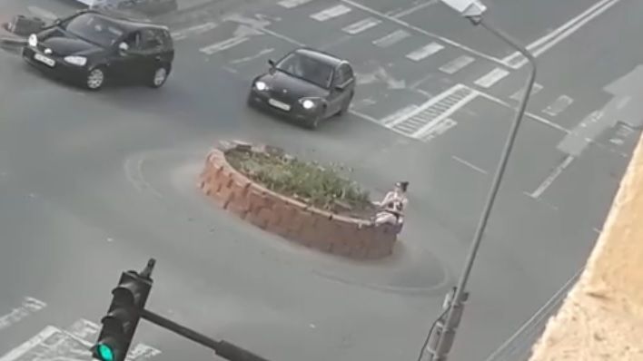 O tânără din Alba Iulia a ieşit la plajă în sensul giratoriu