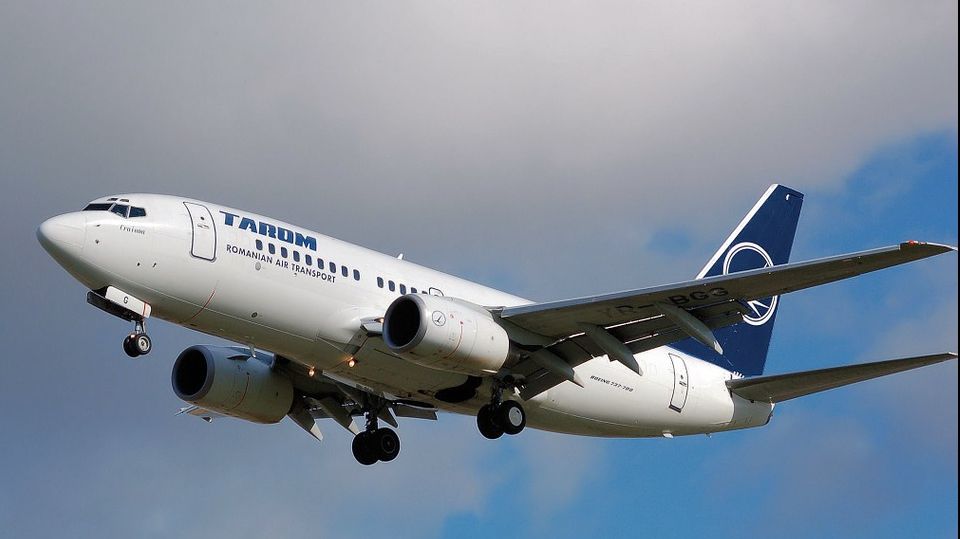 Cursă Tarom București-Barcelona, întoarsă pe aeroport din cauza unui geam spart