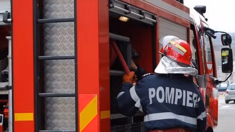 Un autoturism a luat foc în mers, într-o intersecție din municipiul Suceava