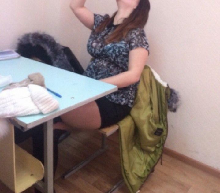 Profesorii au prins-o când făcea ceva rușinos în clasă. A fost exmatriculată imediat