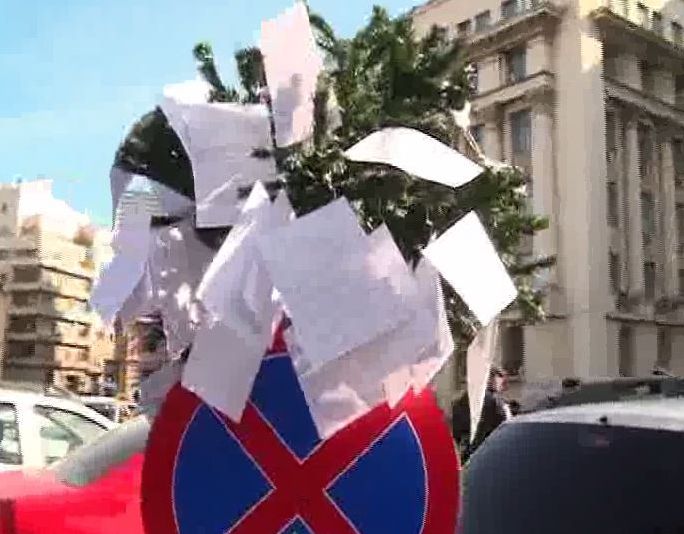 Protest neobișnuit la MAI. De Paște, brad împodobit cu amenzi