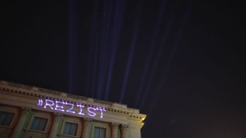 Mesajul #REZIST, pe clădirea Muzeului de Artă. Cine a fost ridicat de polițiști