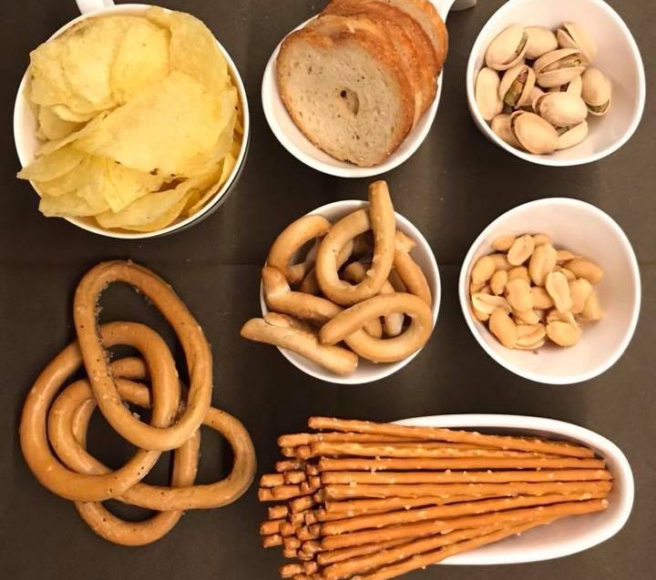 Un nutriționist cunoscut dezvăluie adevărul despre ronțăielile dulci și cele sărate